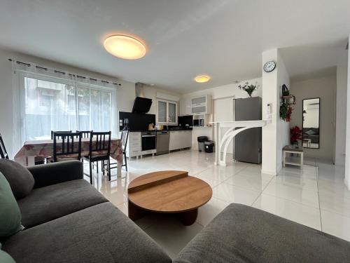 Maison 8 pers - 4 Chambres - Jardin - Parking Privé & Gratuit - Paris Direct - Gare à 5min - Location saisonnière - Villiers-sur-Marne