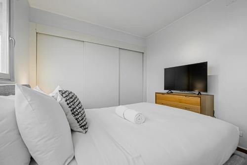 Airy 2BR in San Francisco with Pool - image 3