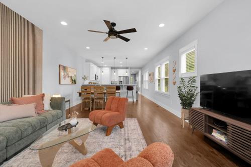 Stylish 3BR Fire Pit 10 Min to Broadway - image 4