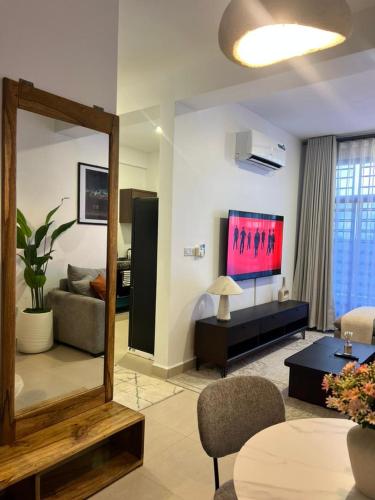 Luxe 2BR Apartment Walk to Beach Cafés Gym Shops - image 5