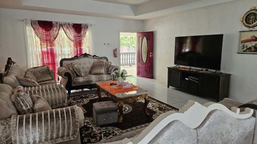 Oprema, Manatu'ofa kia Hofangahau Residence in Ha‘alalo