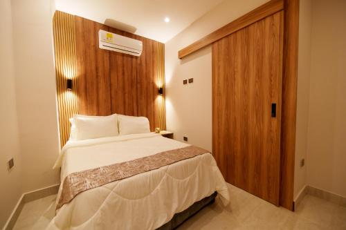 1 double bed, 1 twin bed
