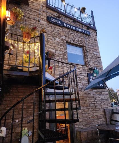 Udvendig, Froggy Bottoms River Suites in Northfield (MN)