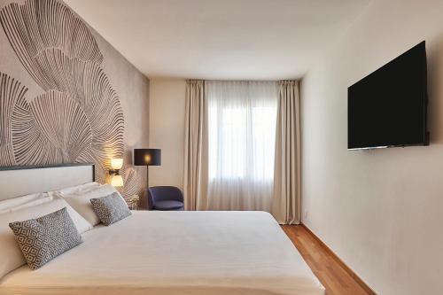 2 twin beds, 1 sofa bed