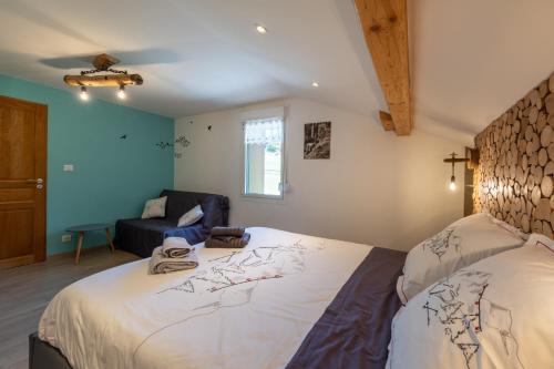 1 queen bed, 1 sofa bed