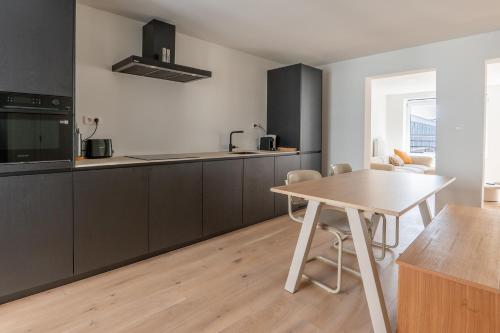 Bright Apartment for 2 with Spacious Terrace & Views - image 4
