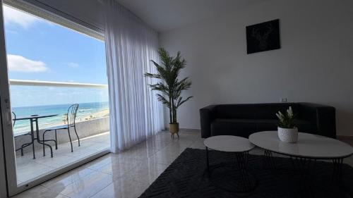 バルコニー/テラス, Apartment by the sea 63 c in バトヤム