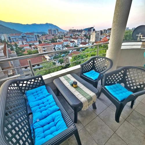 Spacious 3BR - Mountain View - Large Terrace