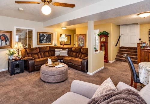 . 2 BR 1500 sq ft Suite, sauna,hot tub, gym
