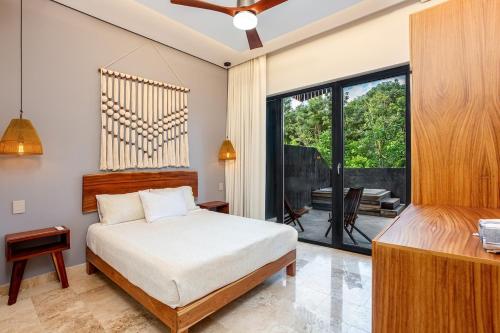 Amazing 1bdr Jacuzzi steps from sea maya ruins