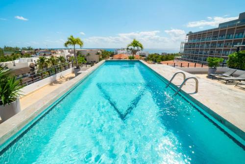 3BR Condo with Rooftop Pool & Parking
