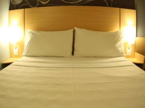 1 double bed, 1 twin bed