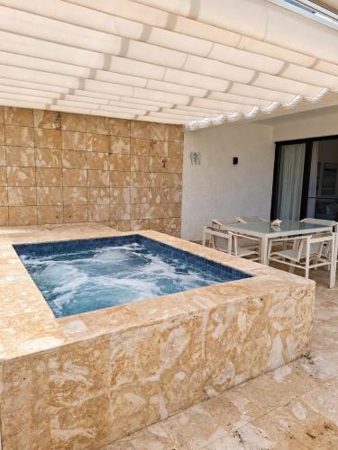 The Beach Crystal Lagoon luxury & private Jacuzzi