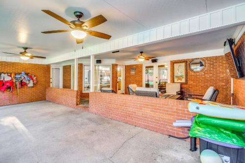 Home 2.5 Mi to Fort Stewart w/ Heated Pool in هينيسفيل