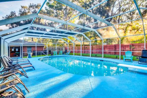 Home 2.5 Mi to Fort Stewart w/ Heated Pool in هينيسفيل