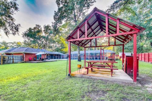 Home 2.5 Mi to Fort Stewart w/ Heated Pool in هينيسفيل