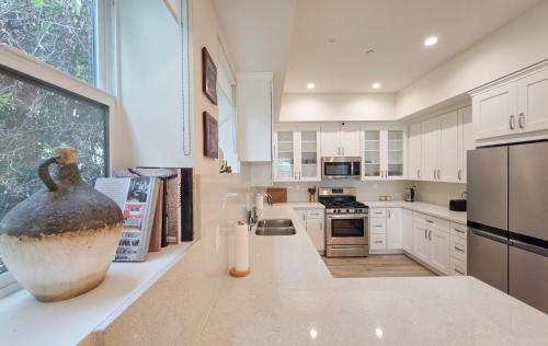 Kitchen, Cahuenga Stay in Universal City