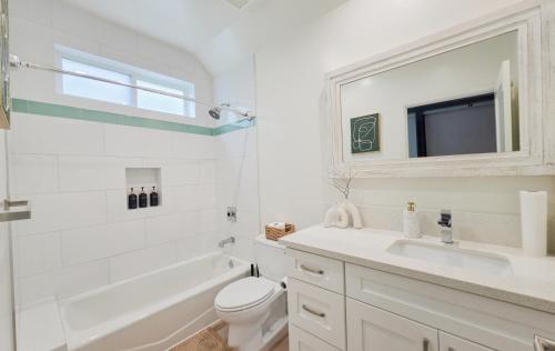 Shower, Cahuenga Stay in Universal City