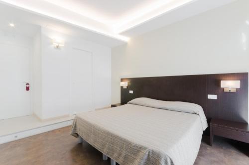 Double or Twin Room image 4