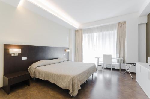 Double or Twin Room image 5