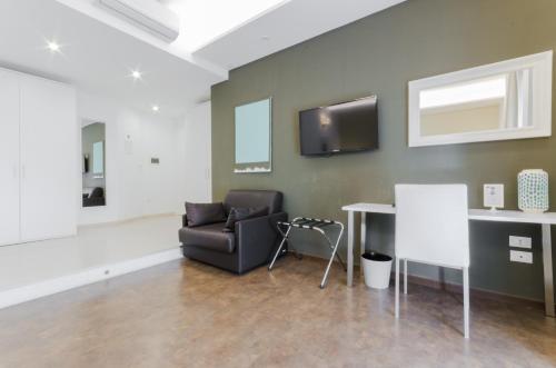Double or Twin Room image 6