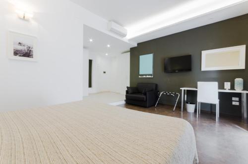 Double or Twin Room image 8
