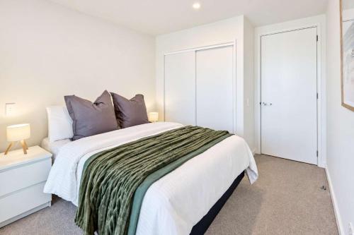 Hyde Lane Stay - 3BR with Pool Gym & Views - image 5