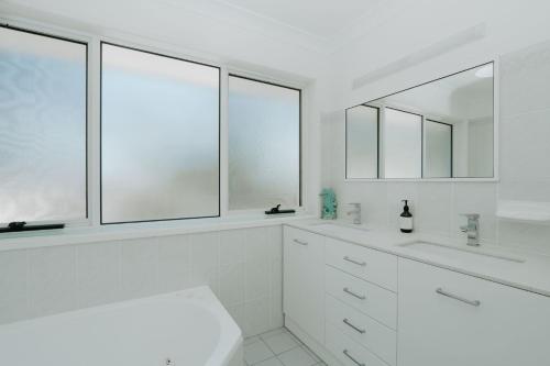 Mana Magic by Book Jervis Bay - Beach Access on your Doorstep! - image 4