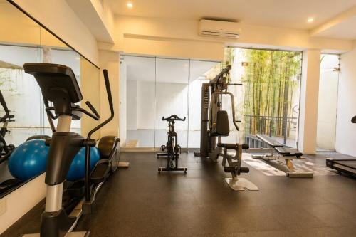 Condesa Loft w Balcony Fast WiFi Jacuzzi - image 2