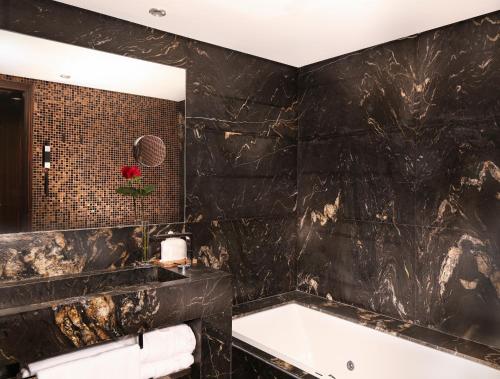 Junior Suite (1-2 Adults) image 2