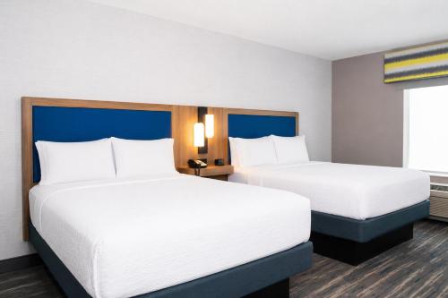 2 queen beds