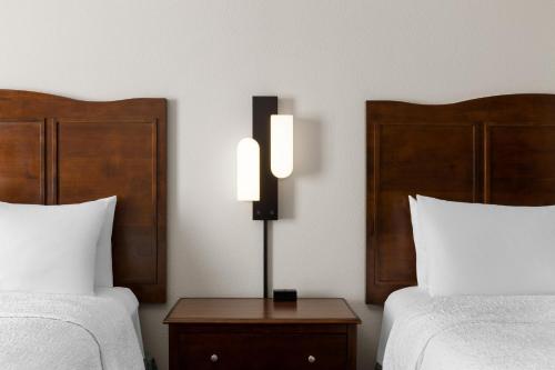 Hampton Inn by Hilton Seattle/Everett Room Type - 2QN MOB HEAR ACC RI-SHW NS