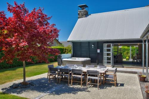 QT Chalet with spa pool - image 3