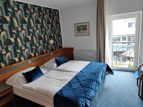 1 queen bed, 1 twin bed