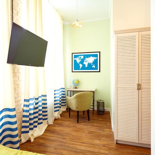Mama Leone Hotel