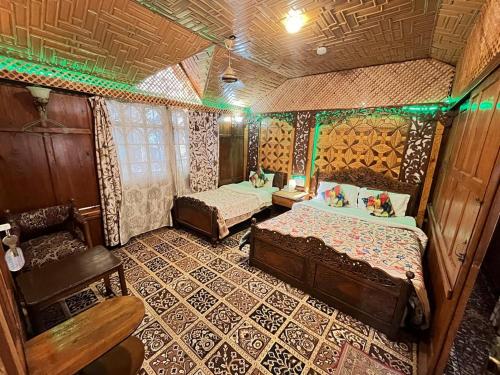1 double bed, 1 twin bed