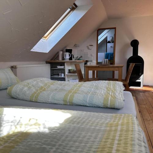 2 twin beds, 1 sofa bed