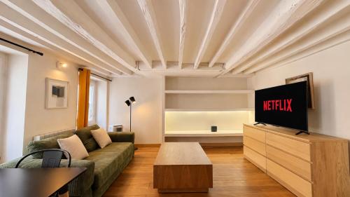 Boutique 1 Bedroom Apartment in Central Paris 2