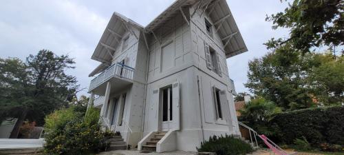 Large family villa 50m from the beach