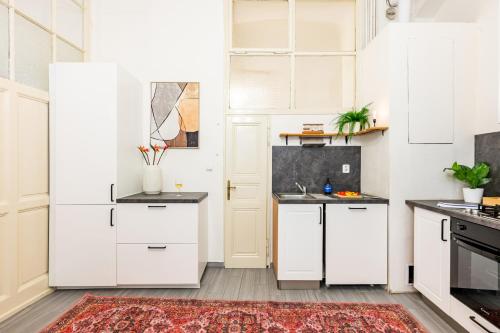 Prague Days - Four Bedroom Apartment with Workspace and 250Mbs WiFi in New Town - image 4