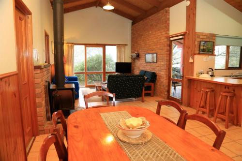 2 bedrooms, 6 beds