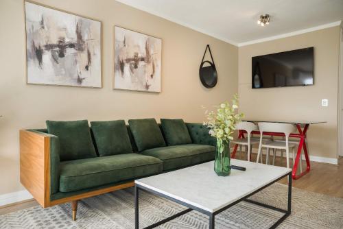 Las Condes Modern Apartment 2BR2BA Pool & Views