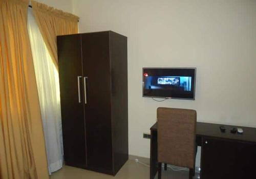 Pholax Hotel & Suites - image 3