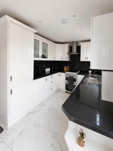 Seadmed, Stylish Group Home - Families or Workers - Sleeps 7 with Fast WiFi, Full Kitchen & Parking - Near De in Batley