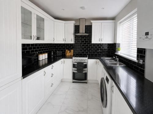 Seadmed, Stylish Group Home - Families or Workers - Sleeps 7 with Fast WiFi, Full Kitchen & Parking - Near De in Batley