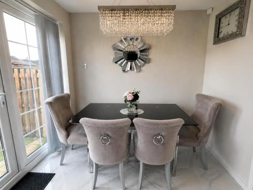 Seadmed, Stylish Group Home - Families or Workers - Sleeps 7 with Fast WiFi, Full Kitchen & Parking - Near De in Batley