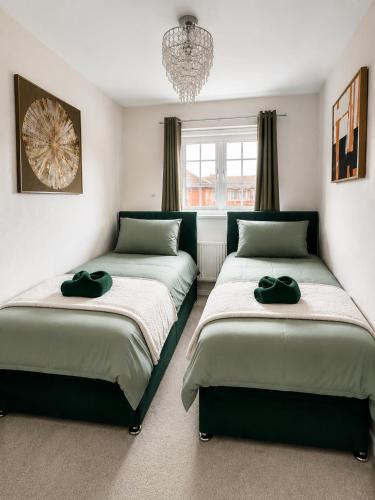 Stylish Group Home - Families or Workers - Sleeps 7 with Fast WiFi, Full Kitchen & Parking - Near De in Batley