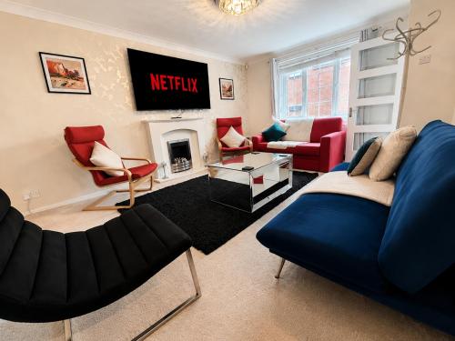 Jagatud salong / TV-ala, Stylish Group Home - Families or Workers - Sleeps 7 with Fast WiFi, Full Kitchen & Parking - Near De in Batley