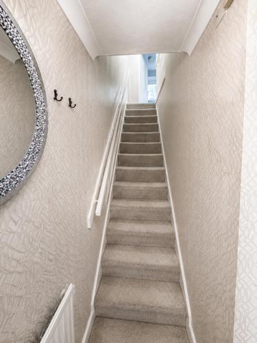 Hotelli välisilme, Stylish Group Home - Families or Workers - Sleeps 7 with Fast WiFi, Full Kitchen & Parking - Near De in Batley