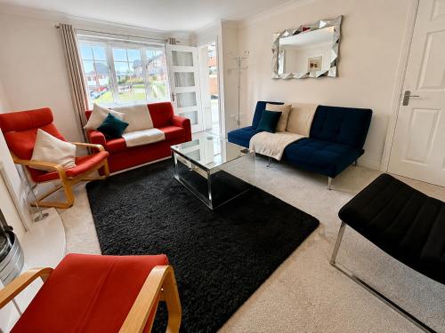 Jagatud salong / TV-ala, Stylish Group Home - Families or Workers - Sleeps 7 with Fast WiFi, Full Kitchen & Parking - Near De in Batley